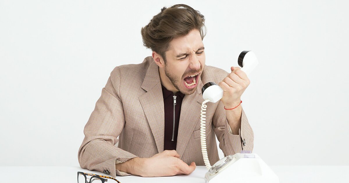 man holding telephone screaming telefon festnetz head