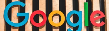 Google-Logo-Holz-Wand-re-publica-2023-Hero